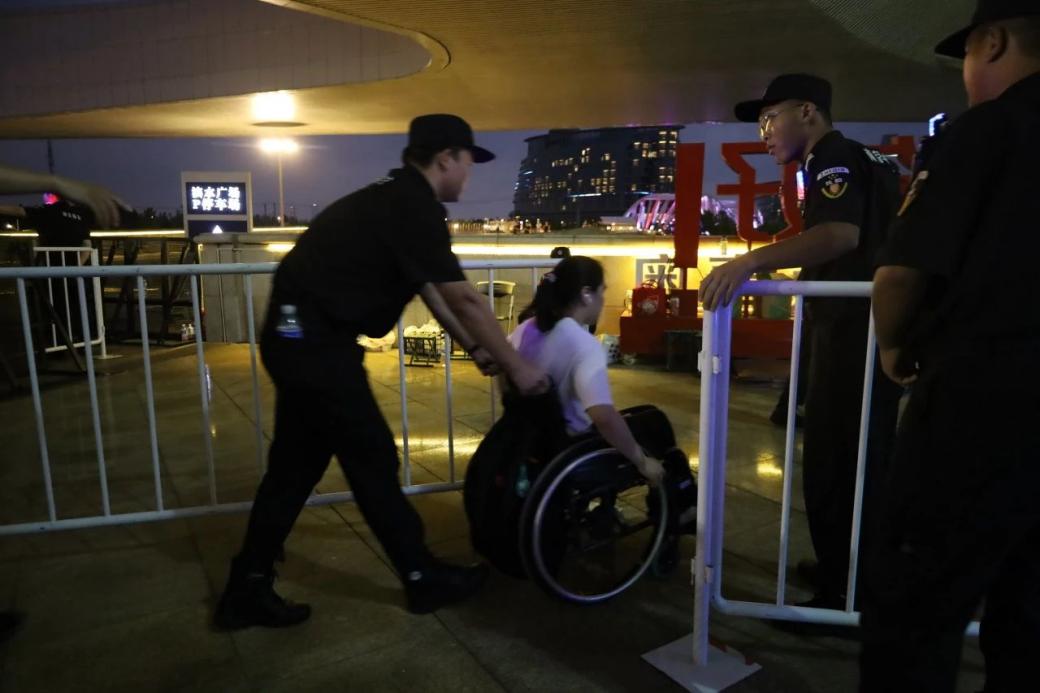 C:/Users/Administrator/Desktop/臺(tái)風(fēng)“貝碧嘉”來襲，南京保安積極應(yīng)對(duì)，“守”護(hù)萬家團(tuán)圓！/13.jpg13