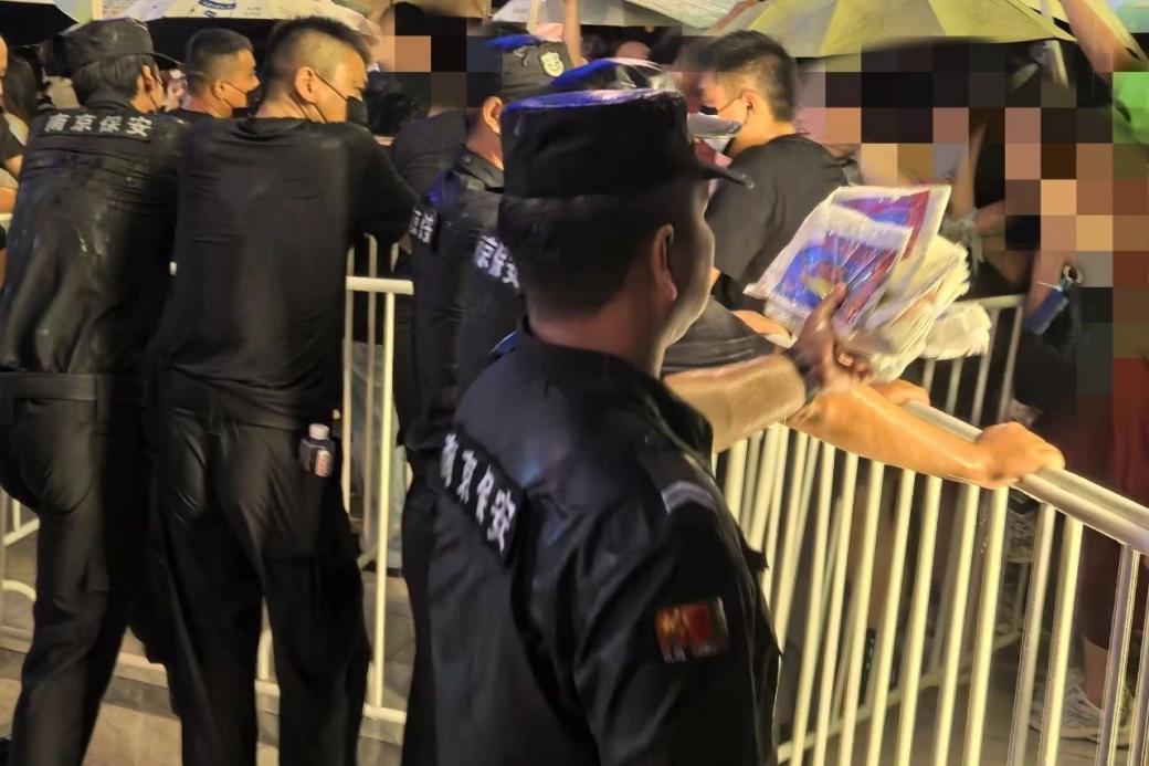 C:/Users/Administrator/Desktop/臺(tái)風(fēng)“貝碧嘉”來襲，南京保安積極應(yīng)對(duì)，“守”護(hù)萬家團(tuán)圓！/11.jpg11