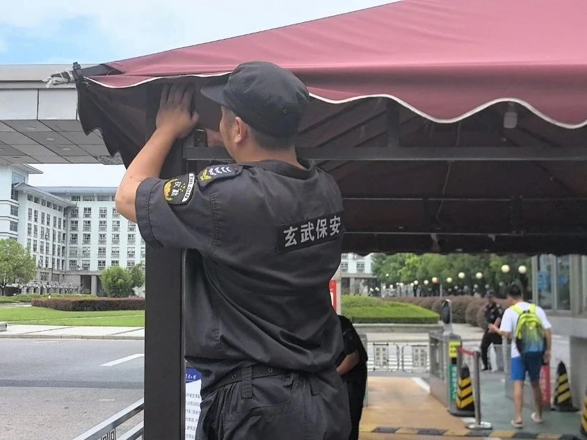 C:/Users/Administrator/Desktop/臺(tái)風(fēng)“貝碧嘉”來襲，南京保安積極應(yīng)對(duì)，“守”護(hù)萬家團(tuán)圓！/6.jpg6