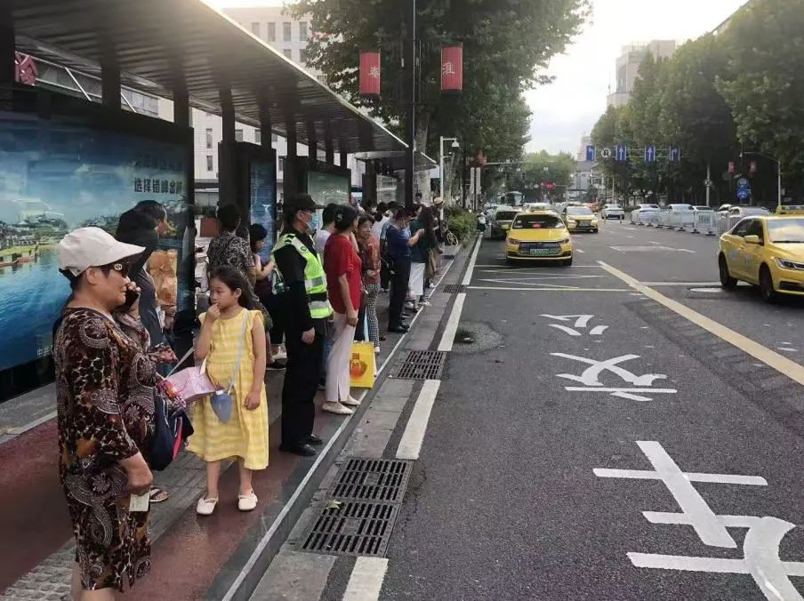 C:/Users/Administrator/Desktop/臺(tái)風(fēng)“貝碧嘉”來襲，南京保安積極應(yīng)對(duì)，“守”護(hù)萬家團(tuán)圓！/2.jpg2