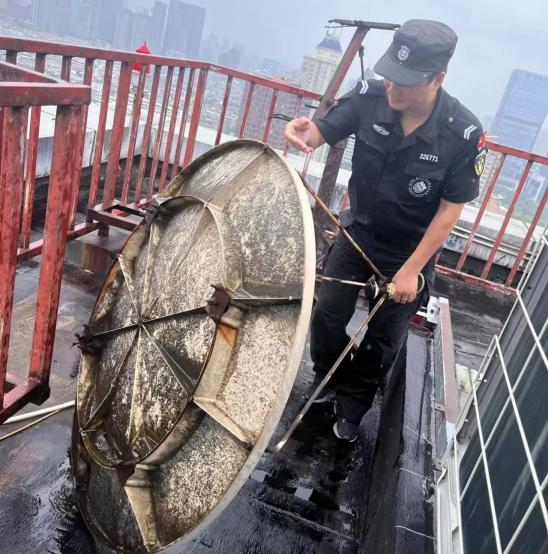 C:/Users/BA/Desktop/風(fēng)雨過后南京保安迅速行動(dòng)，恢復(fù)安“寧”面貌/11.jpg11