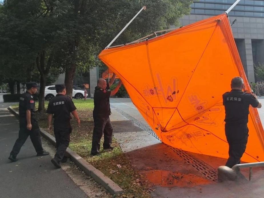 C:/Users/Administrator/Desktop/臺(tái)風(fēng)“貝碧嘉”來襲，南京保安積極應(yīng)對(duì)，“守”護(hù)萬家團(tuán)圓！/3.jpg3