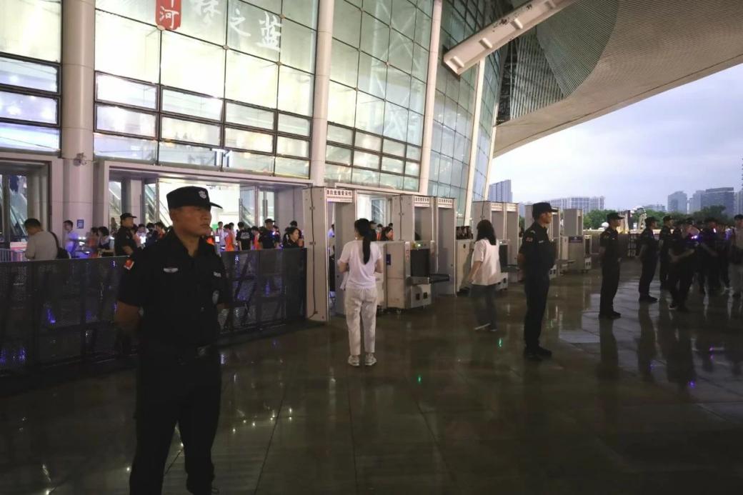 C:/Users/Administrator/Desktop/“安保鐵軍、硬核保障”2024系列報(bào)道四十二——南京市保安服務(wù)有限公司成功護(hù)航張碧晨「今兒個(gè)開(kāi)心」十周年巡回演唱會(huì)南京站安保任務(wù)/3.jpg3