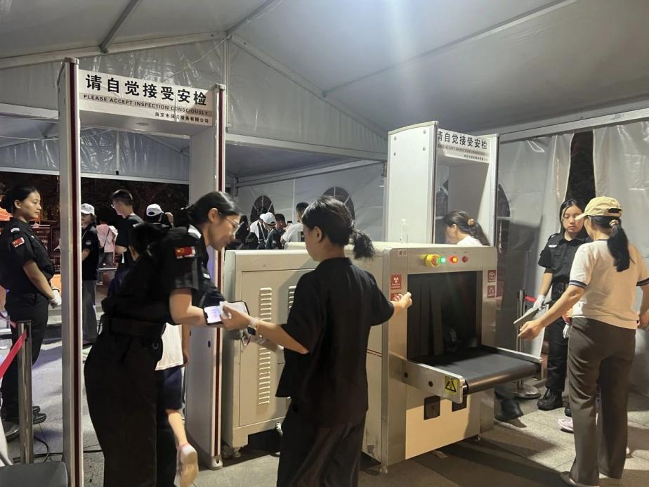 C:/Users/Administrator/Desktop/臺(tái)風(fēng)“貝碧嘉”來襲，南京保安積極應(yīng)對(duì)，“守”護(hù)萬家團(tuán)圓！/9.jpg9