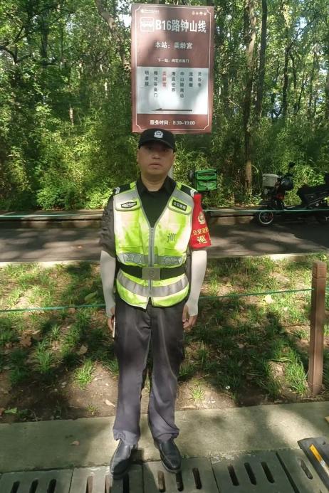 C:/Users/Administrator/Desktop/臺(tái)風(fēng)“貝碧嘉”來襲，南京保安積極應(yīng)對(duì)，“守”護(hù)萬家團(tuán)圓！/1.jpg1