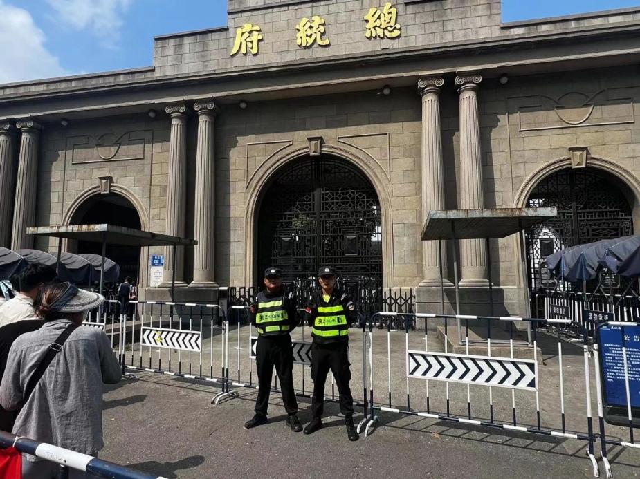 C:/Users/Administrator/Desktop/臺(tái)風(fēng)“貝碧嘉”來襲，南京保安積極應(yīng)對(duì)，“守”護(hù)萬家團(tuán)圓！/7.jpg7