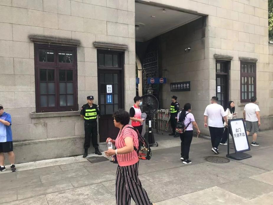 C:/Users/Administrator/Desktop/臺(tái)風(fēng)“貝碧嘉”來襲，南京保安積極應(yīng)對(duì)，“守”護(hù)萬家團(tuán)圓！/8.jpg8