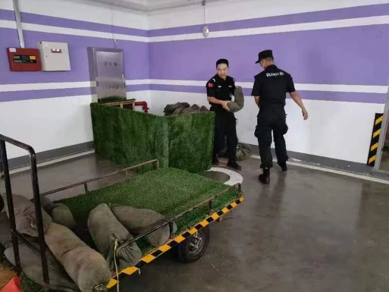 C:/Users/Administrator/Desktop/臺(tái)風(fēng)“貝碧嘉”來襲，南京保安積極應(yīng)對(duì)，“守”護(hù)萬家團(tuán)圓！/5.jpg5