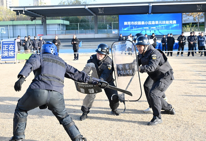 E:/25.12.10后 上傳網(wǎng)站留存/喜報(bào)！南京市保安服務(wù)有限公司建鄴分公司榮獲“校園最小應(yīng)急單元技能競賽”一等獎(jiǎng)/照片/w700d1q75cms.jpgw700d1q75cms